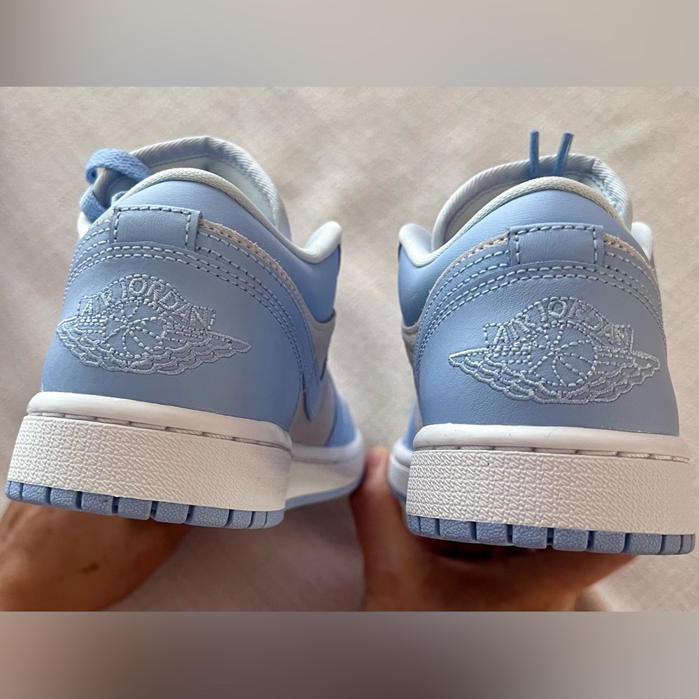 Women’s Nike Jordans UNC, Size 7.5 - Picture 5 of 7
